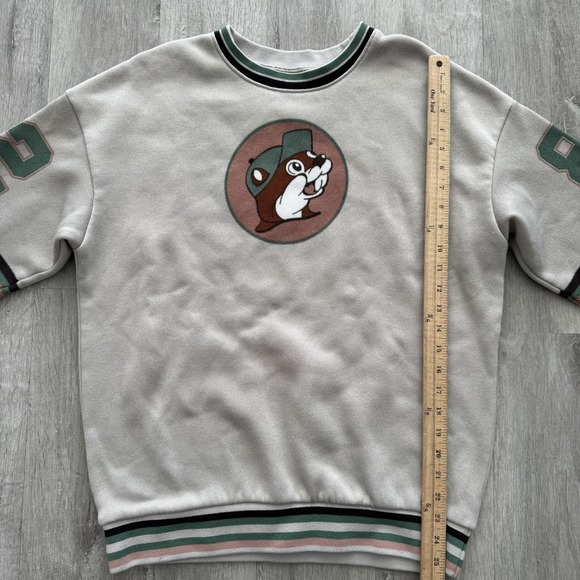 Buc-ee's Sweatshirt Mens Medium Gray Fleece Pullover 82 Jersey Beaver Graphic - Picture 3 of 5